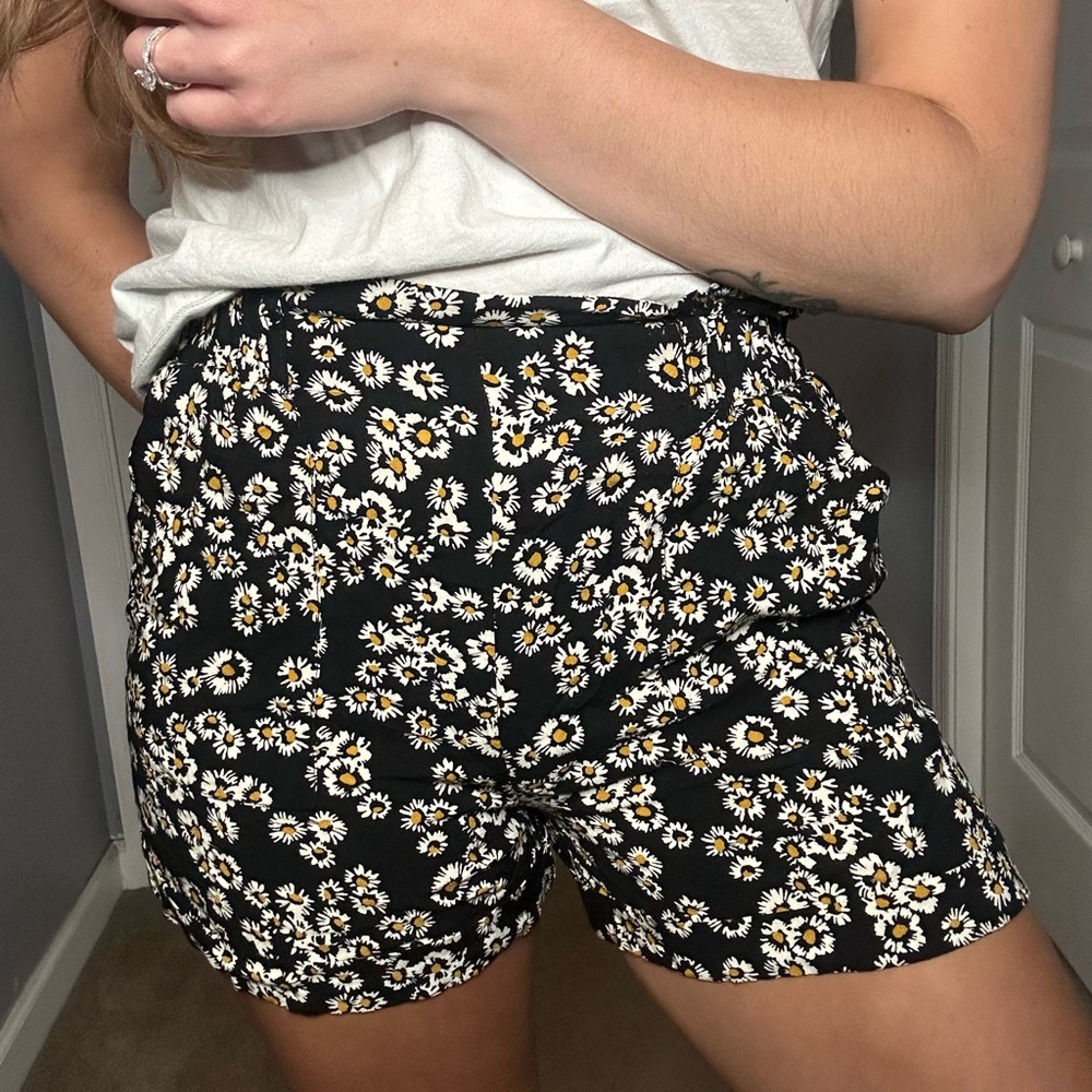 Joe Benbasset High Waist Black and White Floral Shorts